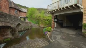 Деревня Котсуолдс на берегу Реки, похожая на мирный сон