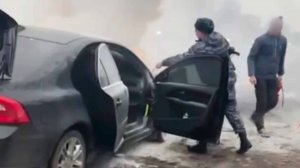 Росгвардейцы пришли на помощь водителю, у которого прямо в пути загорелась машина