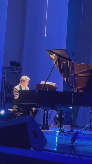 Выступление студента 1 курса ФИСП Вячеслава Зайцева на праздничном концерте Губкинского университета