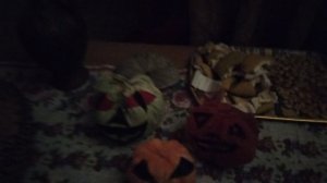 Хеллуин 2025г. декорация картонный домик с тыквами в темноте.