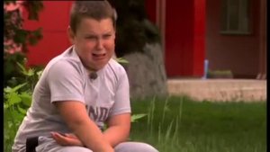 Мальчик плачет из-за шоколадки