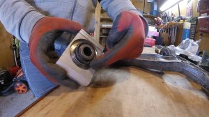 Ford Explorer V. Замена сайлентблока (фотоаппарат) верхнего рычага задней подвески.