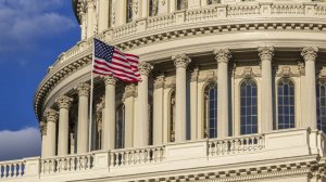 Новая волна страха: чиновники в США массово переезжают на военные базы после убийства Кирка