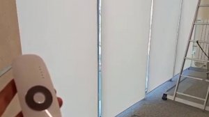 Белые рулонные шторы LVT с электроприводом стильное современное решение для кабинета руководителя.