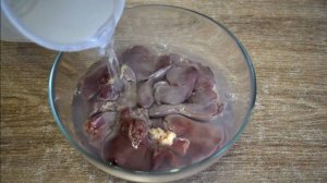 Заливаю печень кипятком и добавляю горчицу! Один из моих любимых рецептов! Быстро, вкусно, просто!