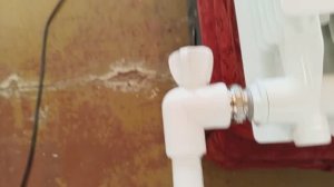 Продолжаю делать пластиковое отопление .  Паяю трубы под радиатором .