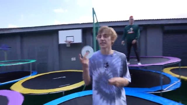 Кто Последний Перестанет ПРЫГАТЬ на БАТУТЕ Челлендж ! смотреть онлайн