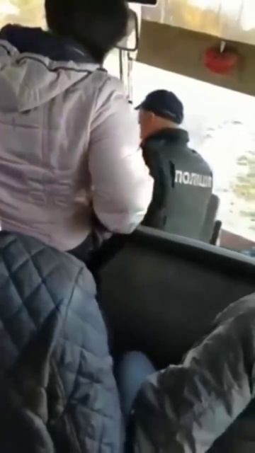 Нерабы дружно снимают, как полицаи мобилизуют водителя