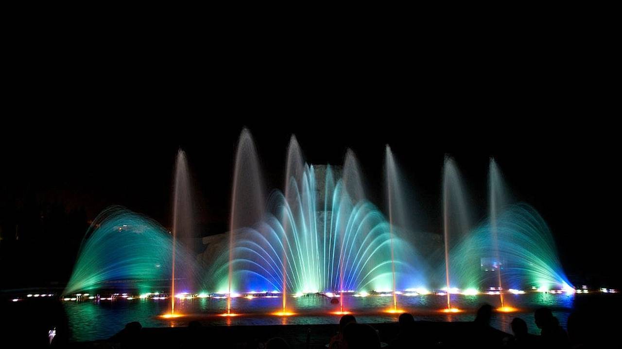 Танцующие фонтаны. Кипр, вечер