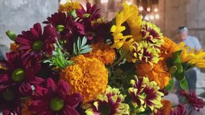 Наш букет цветов и ваза в придел Лонгина - в день святого сотника Лонгина