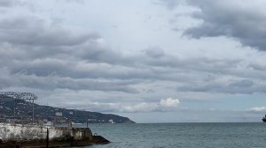 Ялта. Ливадия. Море +17. Осеннее небо. Отважная купальщица. Пляж Дельфин.  28.10.2025. Крым. Crimea.