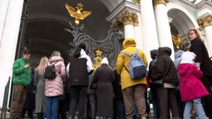 Рекордная очередь в Эрмитаж: туристы и петербуржцы выстроились до Александрийского столпа