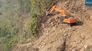 Страшный склон: Экскаваторы JCB и Doosan вырезают холм и спасают трактор.