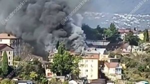 В Сочи загорелась мансарда в многоэтажном доме