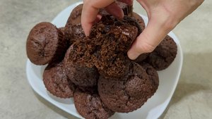 Шоколадные маффины в духовке / Рецепт шоколадных маффинов на кефире в домашних условиях