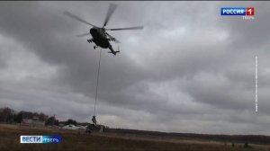 Сотрудники спецназа УФСИН отработали беспарашютное десантирование с вертолета