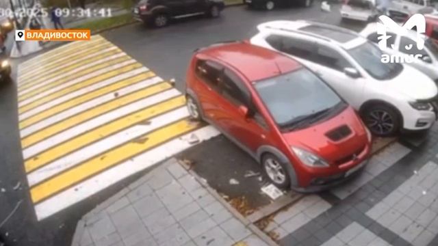 «Педаль залипла»: женщина устроила массовый тест-драйв на прочность во Владивостоке смотреть онлайн