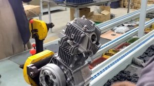Невероятный процесс сборки мотоциклетного двигателя