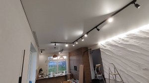 Теневые натяжные потолки с парящей подсветкой декоративных стен, со встраиваемыми скрытыми карнизами