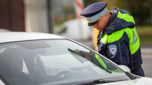 Без вины виноватый: водителя в Новосибирске лишили прав, спутав его с братом