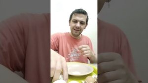 Мукбанг обжор вареные яйца с майонезом и салат из огурцов и помидоров с черным хлебом