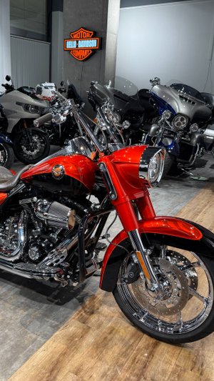 CVO Road King (Tribal Orange / Galactic Black)