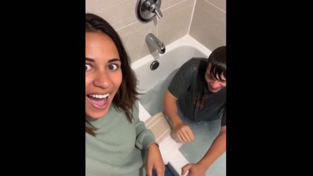 Девушка с игрушкой в ванной юмор приколы смотреть превращение игрушки  в человека видео тренд