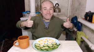 на завтрак с Рыжулей 4 отварных яйца и огурчик. мукбанг. обжор. еда на камеру. диета. шизофрения.