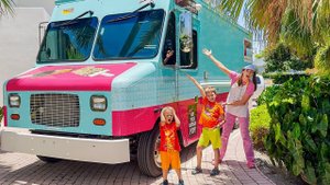 Крис и Ники играют в мамином грузовике с мороженым!