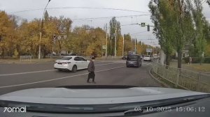 А потом удивляются, почему этих тётушек сбивают как кегли на дороге!