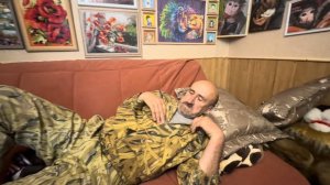 Мы пришли домой на обед, Анфиса соскучилась и давай с Владом играться)))