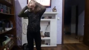 Пришли крестники. Дети тусят и развлекаются (танцы) ;)