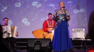 Гляжу в озёра синие