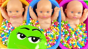 Мультики для детей. Объединяем разноцветные шарики и слайм в ванночках Смотреть мультики для малышей