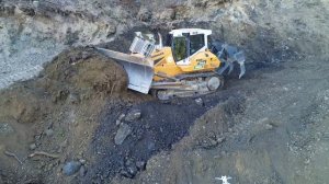 Liebherr 746 прокладывает дорогу в горах. Часть 8.