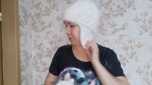 Пуховый комплект. Белая кудрявая шапка ушанка и варежки.