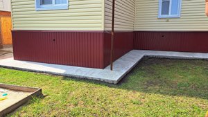 Мужик показал как сделать деформационные швы на отмостке.