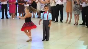 Танцуют дети.