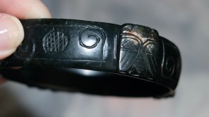 Крупный коллекционный нефритовый браслет (Цикады/ЦЗУН)