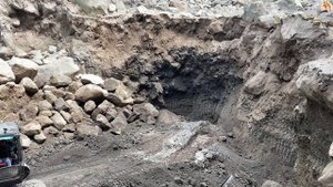 Строительство, экскаватор копает песок