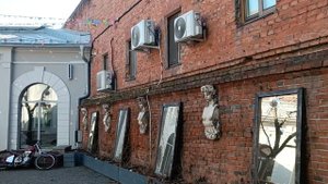 Замечательный старинный дворик