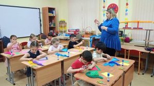 Ручной труд: "Платок с бахромой".
МАОУ СОШ 17 с УИОП с/п Д/с"Карамелька"
воспитатель Фатеева И.В.