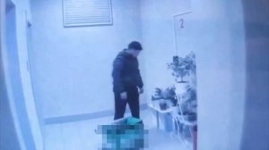 ‼️Доставщик еды в Москве украл цветок и положил себе в сумку‼️