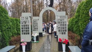 10 лет трагедии. На Серафимовском кладбище у памятника «Сложенные крылья» 31 октября 2025-го.