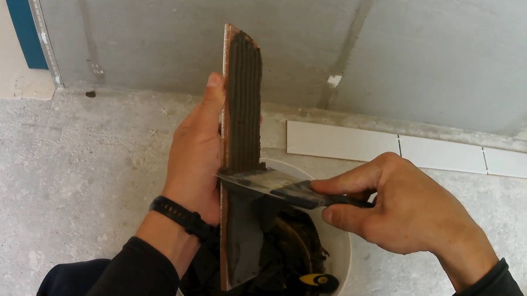 Первый ряд плитки и отверстие под розетку. /Кухня. Ремонт хрущёвки своими руками.