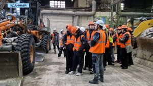 Мирнинские студенты познакомились с карьерным самосвалом и другой техникой Удачнинского комбината
