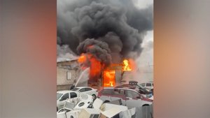 Сильнейший пожар охватил автосервис на юге Москвы