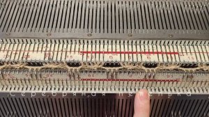 Узор 63. Простой жгут 2 на 2 на шести иглах.