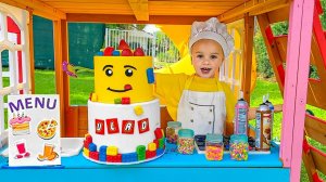 Крис играет в детском кафе и кормит животных!