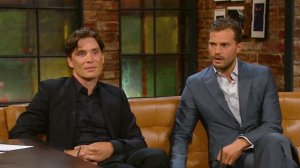 Мужчина Киллиан Мерфи сидит грустный вздыхает